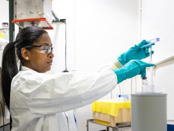 A researcher works in a lab in the Radiochemical Engineering and Development Center, or REDC, at ORNL’s main campus. The REDC provides world-class capabilities in isotope production, research and development, source fabrication, and the distribution of various unique isotopes. Here, experts handle some of the most exotic materials in the world. Credit: Carlos Jones, ORNL/U.S. Dept. of Energy